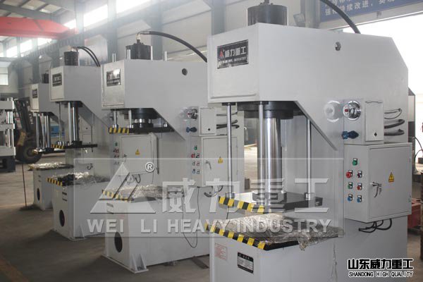 客戶訂購多臺(tái)單柱油壓機(jī)車間展示