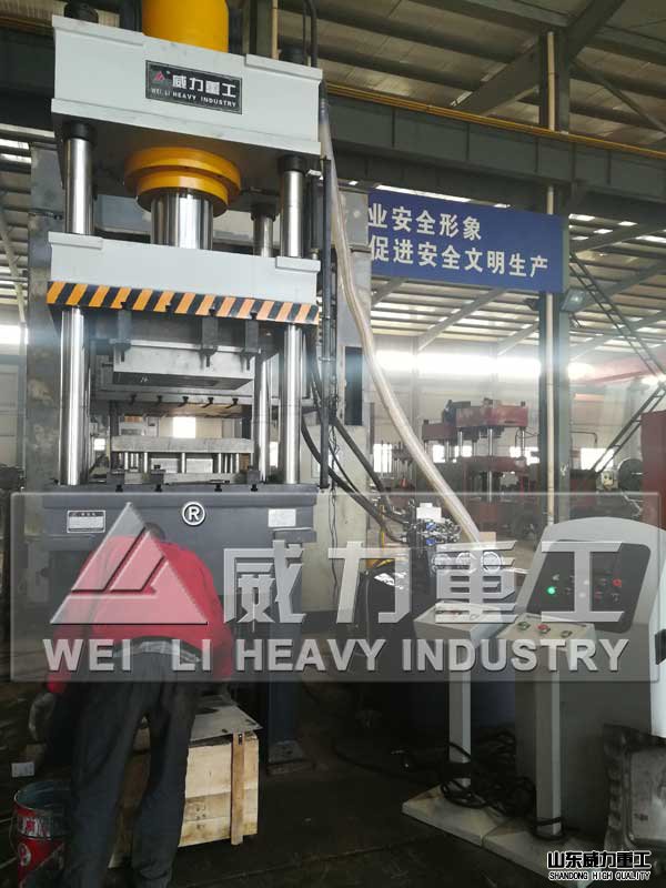 315噸四柱油壓機(jī)廠(chǎng)家試機(jī)